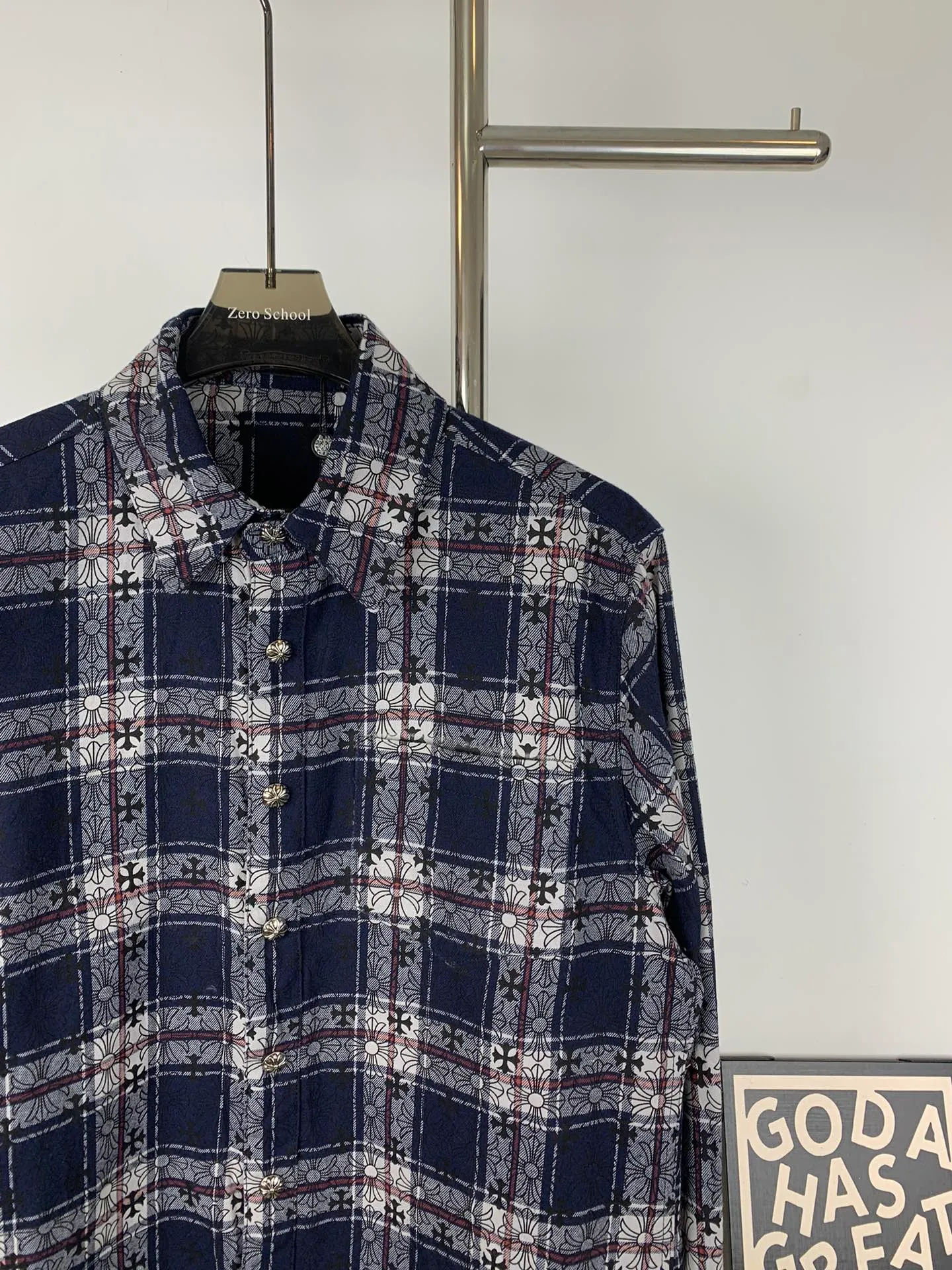 P220 Style No. G733 Chrome Hearts classic cashew flower cross all-over printed jacquard long-sleeved top casual shirt for couples 1️⃣Customized original jacquard fabric, high-quality pure cotton jacquard plaid fabric, soft and comfortable to the touch, a very high-quality fabric! 2️⃣The details of the workmanship are perfectly controlled. The lining is made of vest hemming, and the cuffs are made of double cross leather labels. It is different from the ordinary version. The collar is also designed with interlining, which shows high-end fashion and personality. The style is fashionable, simple and elegant, and it is a very versatile jacket! 4⃣️Complete accessories, all customized with original versions! Same style for men and women Color: Purple Red Size: S M L XL